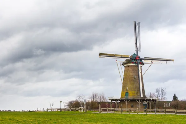 Geleneksel Hollanda yel değirmeni — Stok fotoğraf