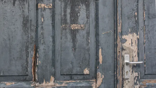 오래 된 문에 풍 화 회색 페인트 — 스톡 사진
