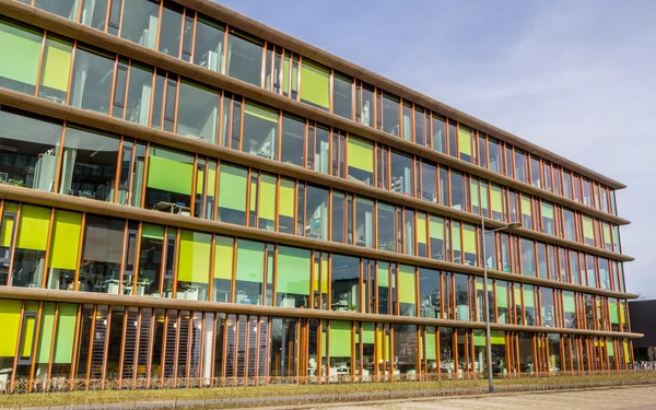 Buntes modernes Bürogebäude — Stockfoto