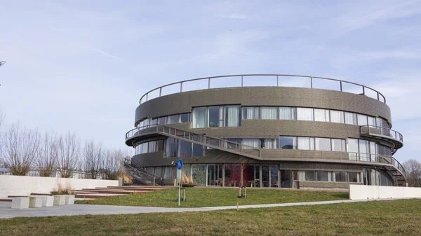 Editorial use only. Modern round highschool building — Stock Photo, Image