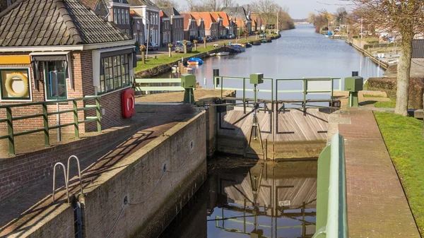 Zabytkowe śluzy w centrum zwartsluis w Holandii — Zdjęcie stockowe
