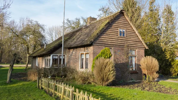 Исторический деревянный дом Belt Schutsloo Giethoorn — стоковое фото