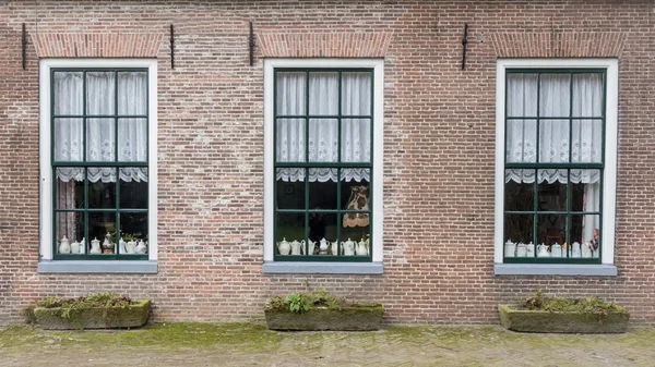 Boerderij met theepotten achter de Vensters — Stockfoto