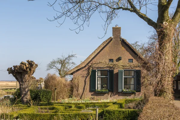 Oude Nederlands rieten huis — Stockfoto