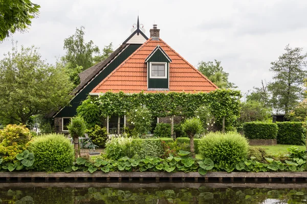 Hermosa casa tradicional con techo de paja en Blokzijl Hol —  Fotos de Stock