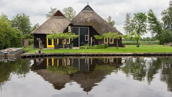 Hermosa casa tradicional con techo de paja en Blokzijl Hol — Foto de Stock
