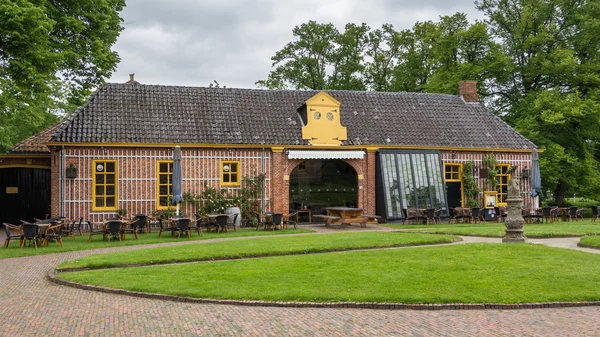 Theehuis in de buurt van kasteel de fraylemaborg in Nederland — Stockfoto