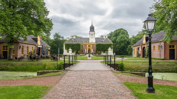 Castillo holandés el Fraeylemaborg en Slochteren en Holanda — Foto de Stock