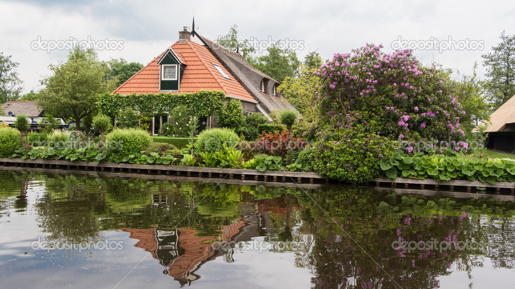 Beautiful traditional house with a thatched roof in Blokzijl Hol