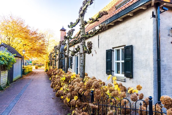 Древняя улица в Хардервейке, Нидерланды — стоковое фото