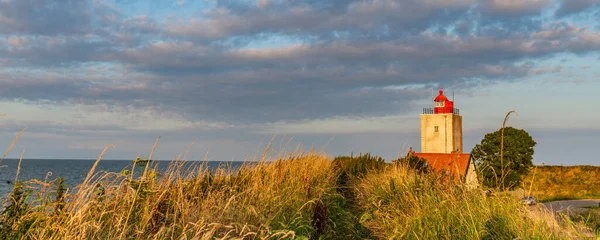 Голландский маяк на закате — стоковое фото