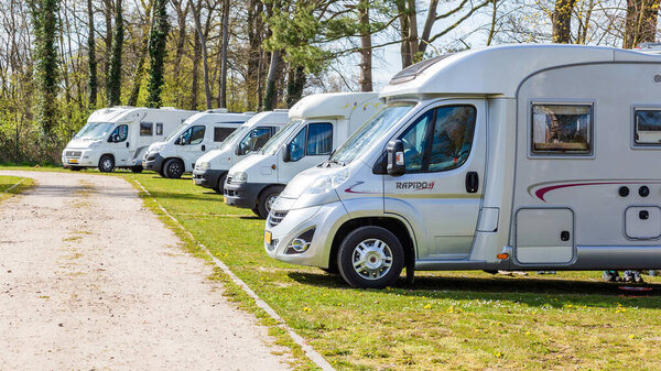 Ряд современных отдыхающих в кемпинге
