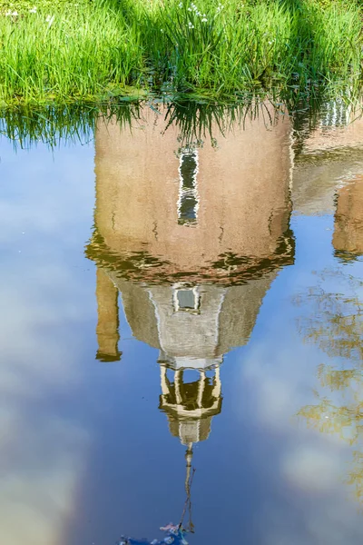 Torre del castello riflessa nell'acqua — Foto Stock