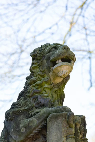 Sculpture en pierre de lion — Photo