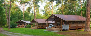 Kamp alanındaki cam evler