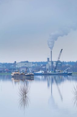 Hollanda 'daki Ren nehri boyunca kağıt fabrikası.