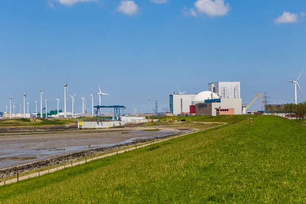 Landschap met kerncentrale Borssele Nederland Stockfoto