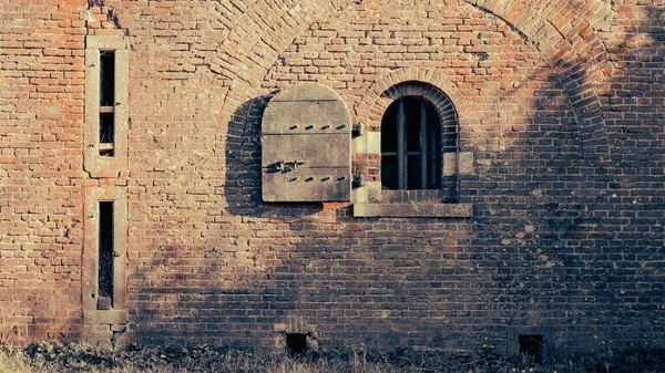 Fortaleza de pared con ventana y barras — Foto de Stock