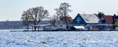 Hollanda 'daki Paterswolde gölündeki su villası.