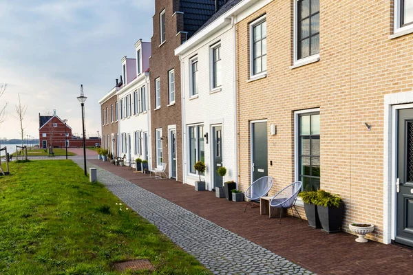 Hermosas casas de estilo holandés moderno y colorido — Foto de Stock