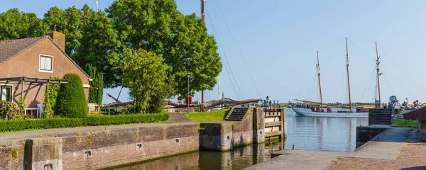 Cityscape fiskeby Enhuizen Nederländerna — Stockfoto