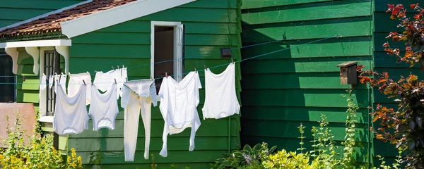 Zelený dům s prádlem — Stock fotografie