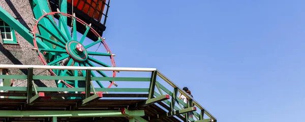 Вращающееся колесо голландской ветряной мельницы — стоковое фото