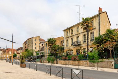 Fransa 'nın güneybatısındaki Bergerac Dordogne bölgesinde Dordogne nehri boyunca evler