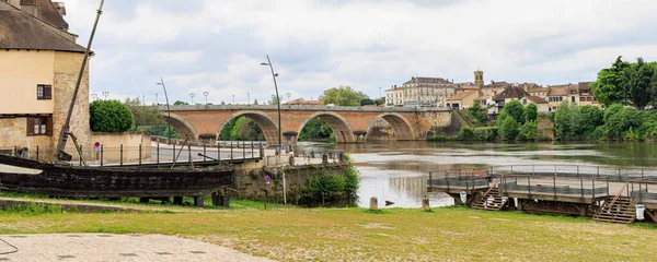 フランス南西部のベルジェラック ドードーニュ地方の橋とドードーニュ川 — ストック写真