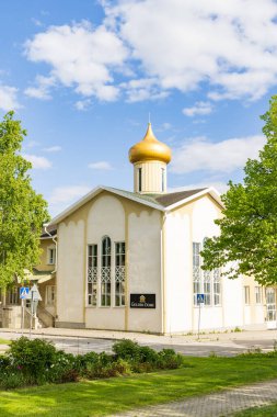 Iisalmi, Finlandiya 7 Haziran 2022: Finlandiya Savonia, İisalmi 'deki eski ortodoks kilisesinde Altın Kubbe Oteli