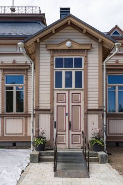 Finlandiya 'da Savonia, İisalmi' de tipik bir Finlandiya binasının girişi