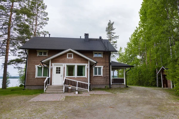 Moderna Casa Finlandesa Madera Largo Del Lago Gthe Coutnryside — Foto de Stock