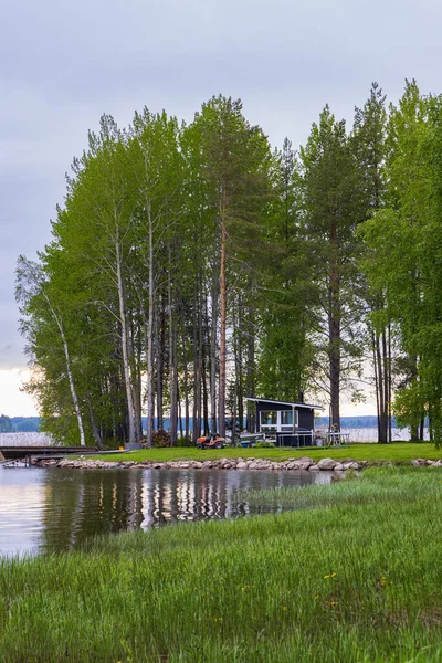 Типичный Финский Деревянный Домик Берегу Озера Сельской Местности — стоковое фото