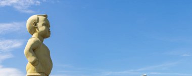 Beilen, Hollanda - 29 Haziran 2022: Beilen 'de Bartje' nin büyük bir heykeli Hollanda 'nın Drenthe eyaleti için bir dizi kitap ve sembolde yer almaktadır.