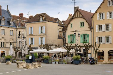 Chartres, Fransa - 24 Nisan 2022: Fransa 'da Chartres Eure-et-Loire katedralinin önündeki pazar ve restoranlarla şehir manzarası