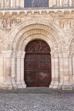 Fransa 'nın Vienne Nouvelle-Aquitaine bölgesinde, Poitiers' deki Eglise Notre-Dame la Grande 'nin girişindeki güzel heykeller