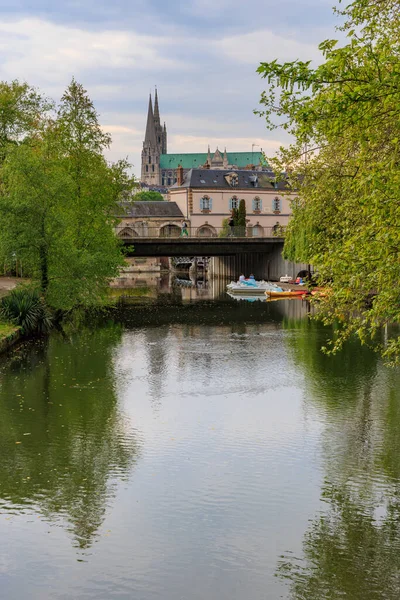 2022年4月24日フランス シャルトル ロワールのユーロ川と大聖堂のある都市景観 — ストック写真