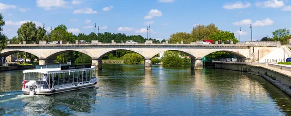 コニャック フランス 2022年4月25日 ヘネシー川クルーズボートでフランスのコニャック入り口の橋で観光客のために — ストック写真