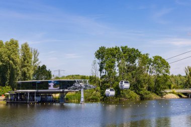 Almere, The Netherlanda - 15 Haziran: Floriade Expo 2022 'deki kablolu araba Almere Amsterdam' da büyüyen yeşil şehirler Hollanda