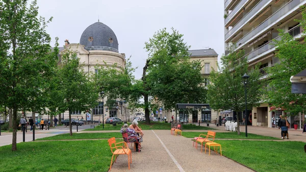 Perigueux France April 2022 Cityscape Post Ofiice Building Woman Relaxing — Photo