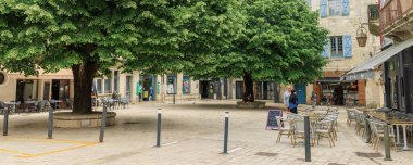 Perigueux, Fransa - 29 Nisan 2022: Fransa 'nın güneybatısındaki Perigueux Dordogne bölgesinde terasları olan Picturesque Meydanı