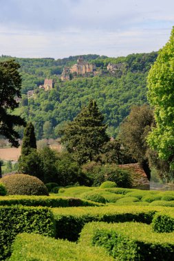 Fransa 'nın Perdigord bölgesinde Dordogne nehri boyunca Beynac yakınlarındaki Marquyssac bahçeleri