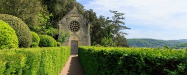 Fransa 'nın Perdigord bölgesinde Dordogne nehri boyunca Beynac yakınlarındaki Marquyssac bahçeleri