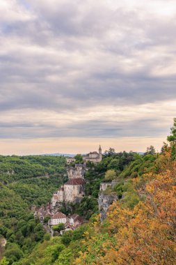 Fransa 'nın güney-orta kesimindeki Rocamadour' da küçük bir uçurum köyünün şehir manzarası