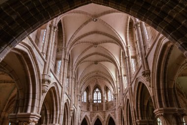 Saint-Pere, Fransa 'daki Eglise Notre-Dame Paris' teki Notre-Dame 'ın minyatür bir kopyası..