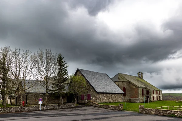 Panoramic Landscape Volcanic Mountains Massif Central Small Picturesque Chapel — 스톡 사진