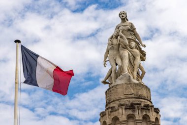 Troyes, Fransa - 5 Mayıs 2022: Fransa 'daki Troyes merkez istasyonunun önündeki Enfants de IAube Anıtı