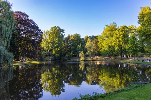 ของสวนสาธารณะ Noorderplantsoen ในเม องโกรนเค นในประเทศเนเธอร แลนด ในตอนเย แดดร อนในฤด — ภาพถ่ายสต็อก