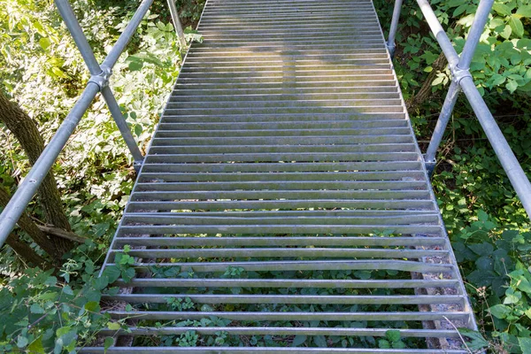 Eau Basse Est Clairement Visible Pont Métallique Sur Fossé Sec — Photo