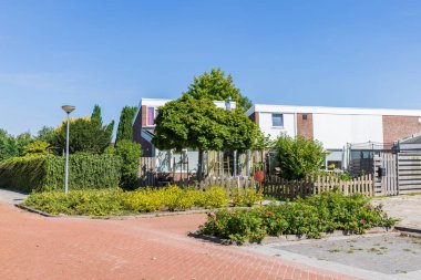 Hollanda 'nın Groningen ilinde Tolbert belediyesindeki eski köy evi Westerkwartier